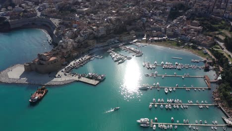 vista aérea del puerto de castellammare del golfo en sicilia con castello arabo normanno en un día soleado