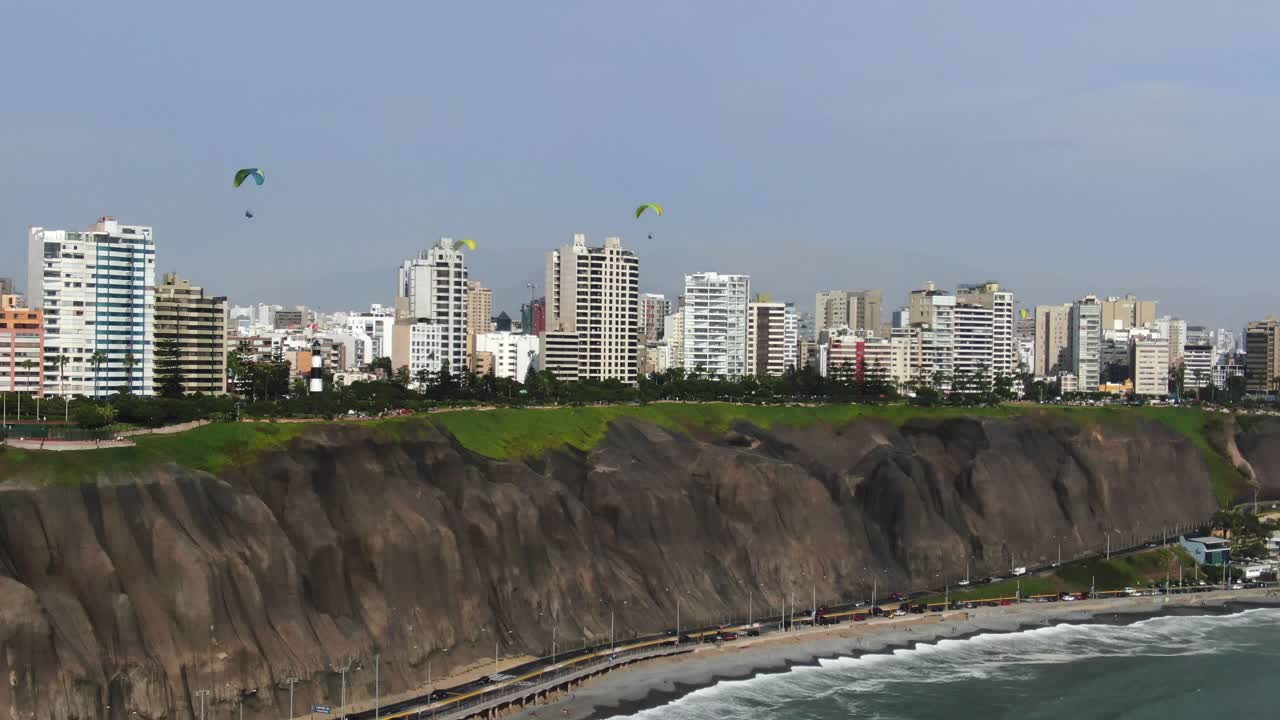 Paralayang terbang seperti burung di atas garis pantai ibu kota Lima, di Peru, distrik Miraflores