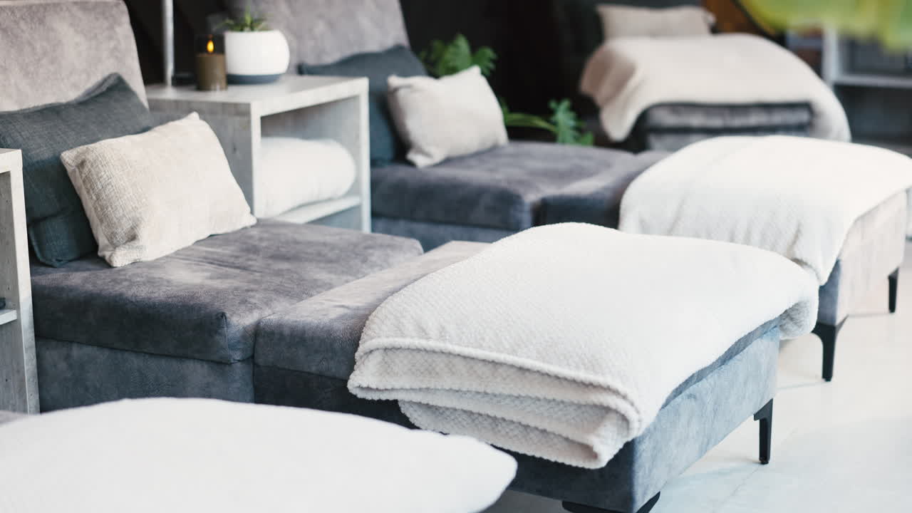 Esposizione di mobili moderni ed eleganti con chaise longue e pouf.