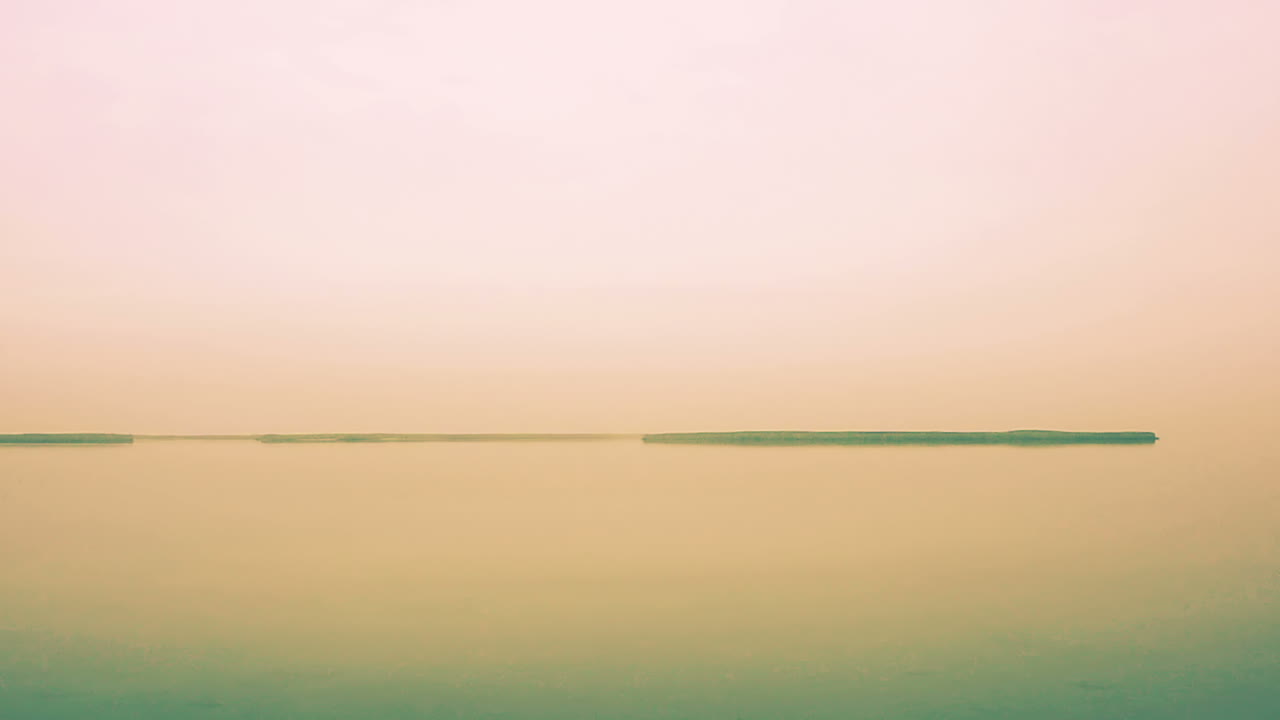 Ghiaccio sul mare, nebbia. Il mare nella nebbia.