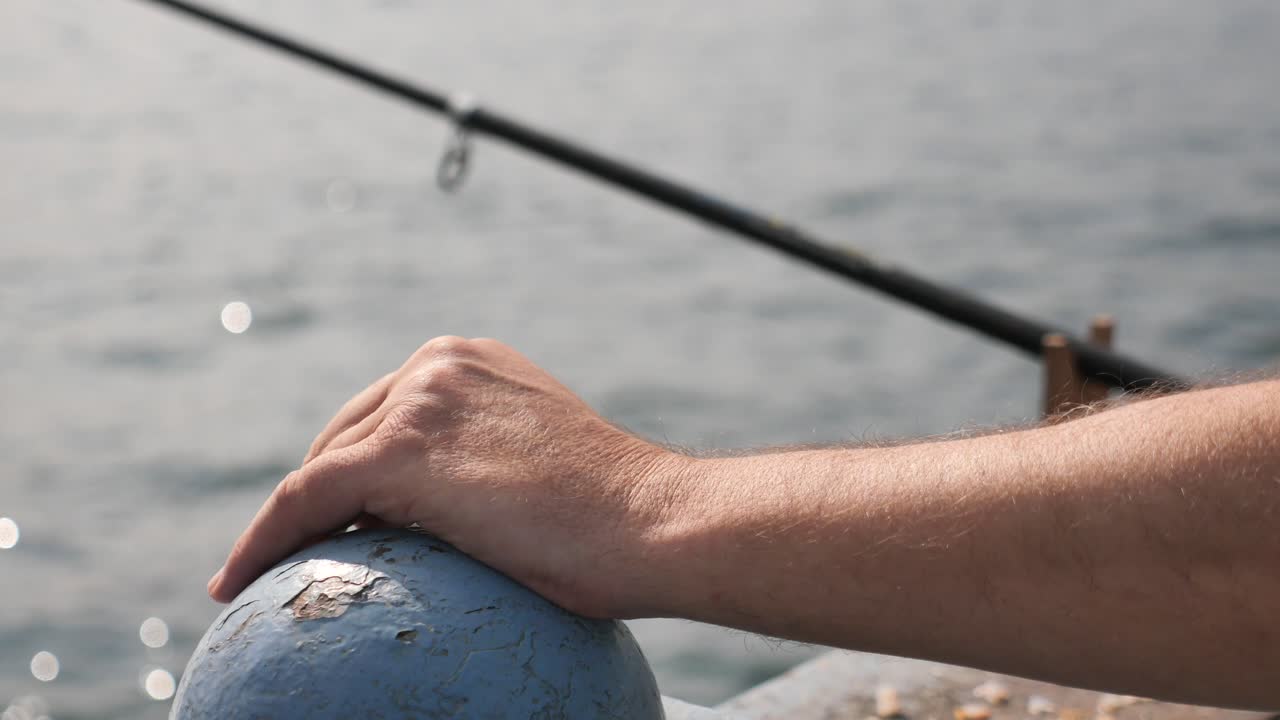 Uomo che pesca su un molo