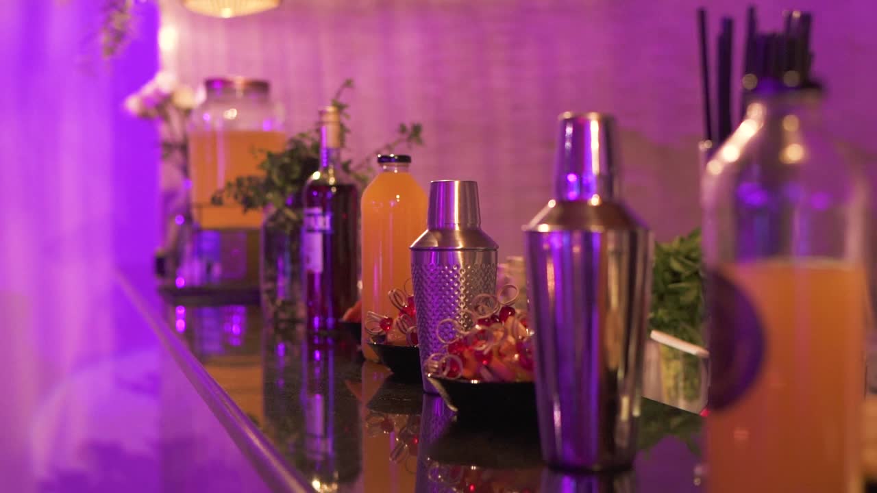 bancone del bar con frutta, miscelatori, bottiglie di alcol e succhi di frutta