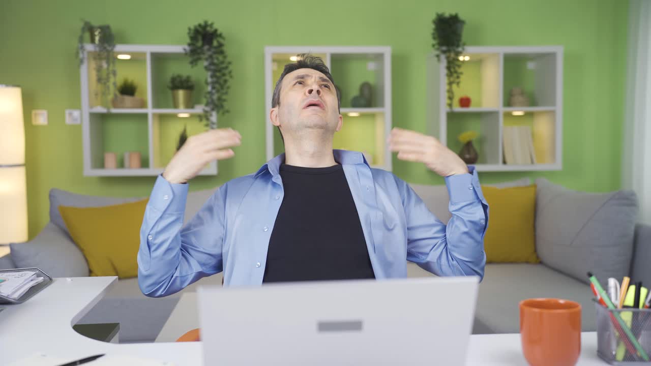 홈 오피스에서 일하는 남자는 호흡곤란을 겪습니다. 호흡부전.