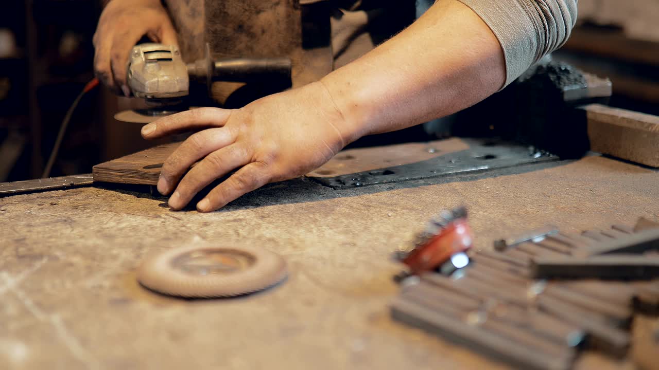 el herrero maneja una tabla de madera con una sierra circular. las chispas vuelan. primer plano