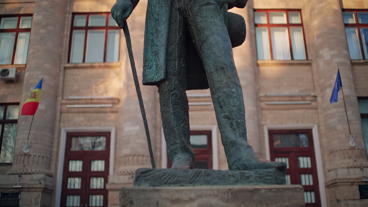 Inquadratura dal basso della Statua di Vasile Alecsandri, davanti alla Biblioteca Nazionale della Repubblica di Moldova, a Chisinau.