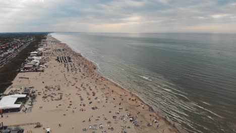 Imágenes-Aéreas-De-Una-Playa-Llena-De-Gente-A-Lo-Largo-De-Un-Centro-Turístico-Del-Mar-Del-Norte-Cerca-De-Zandoort,-Países-Bajos