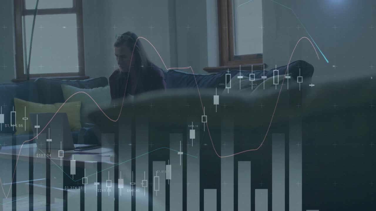 집에서 노트북을 사용하는 백인 여성에 대한 통계 데이터 처리 애니메이션