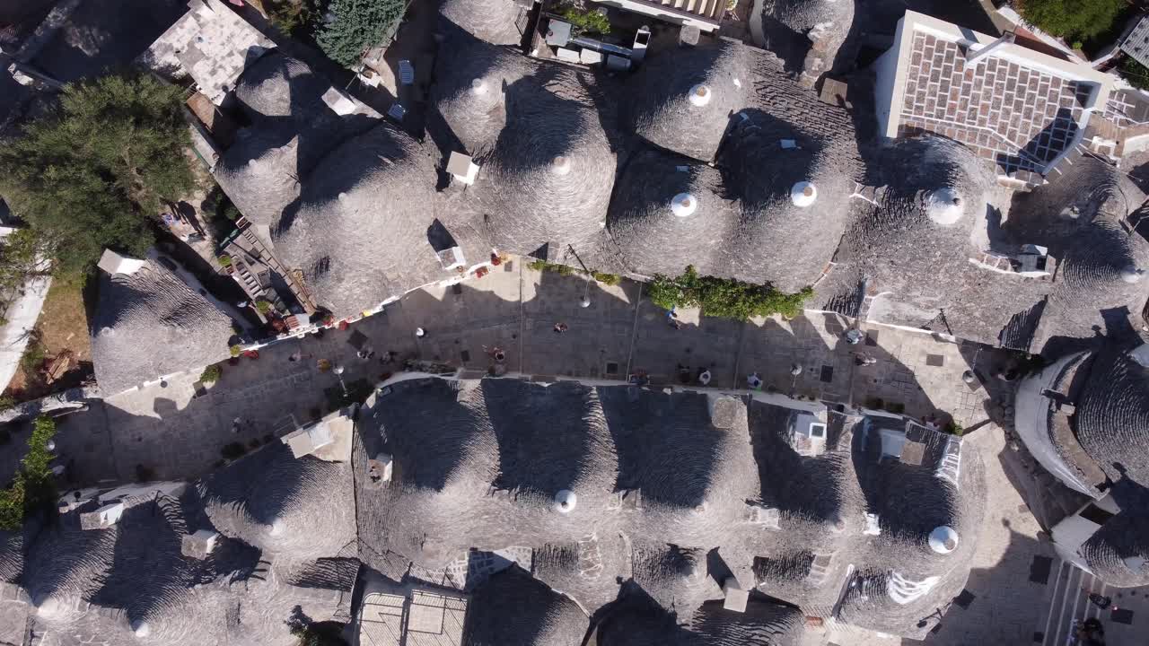 알베로벨로 트 ⁇ 리 (alberobello trulli) 주택은 조류의 시야에서 드론으로 촬영되었습니다.