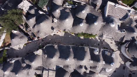 알베로벨로 트 ⁇ 리 (alberobello trulli) 주택은 조류의 시야에서 드론으로 촬영되었습니다.