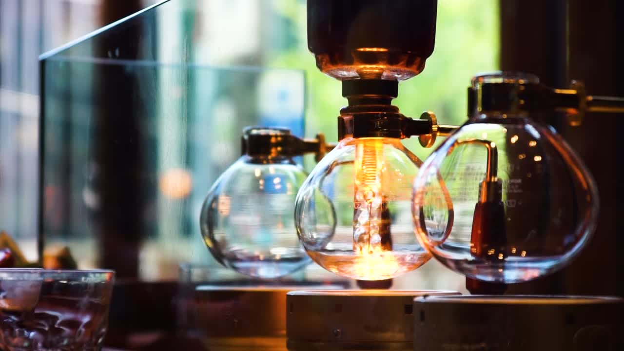 Water heating in a coffee machine in a cafe