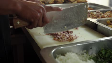 taquero mexicano taco cortando cortando conocer carnitas en la mesa de cortar madera para la preparación de tacos carnitas tradicionales michoacan