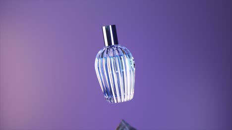 elegante botella de perfume azul con drapeado de tela