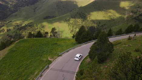 安道拉山路上一輛車的空中圖片