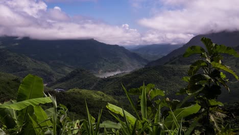 represa hidroeléctrica en el valle del mekong en escena montañosa con nubes en movimiento