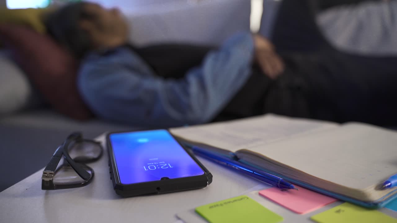 el hombre se despierta y apaga el despertador del teléfono inteligente.