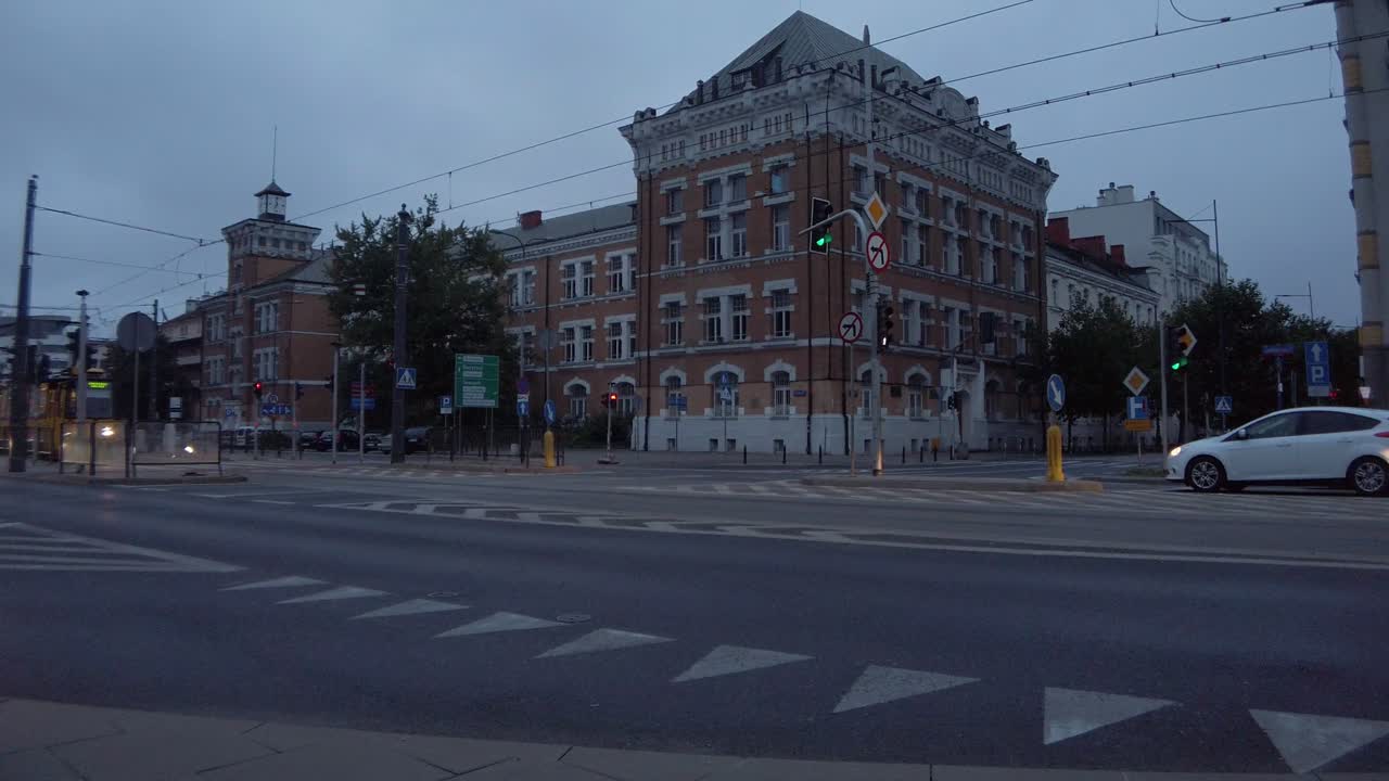 바르샤바 프라하 교통 신호등은 고등학교 슬로우 모 앞에서 자동차 전차와 버스로 흐릅니다.