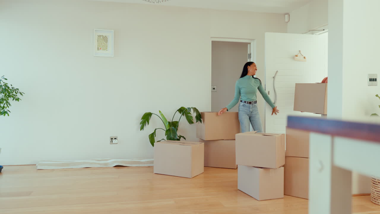 padres, niños corriendo y moviéndose