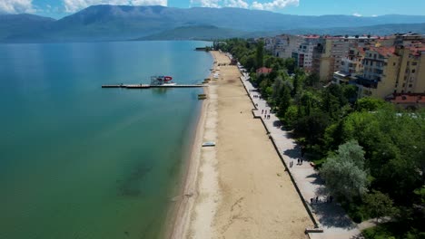 El-Encanto-Del-Lago-Pogradec-Con-Orillas-Arenosas-Y-Paseo-Marítimo,-Un-Destino-Principal-Para-Las-Vacaciones-De-Verano-Junto-Al-Lago-Más-Antiguo-Del-Mundo.