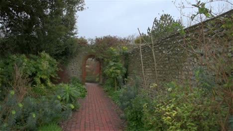 Kamerafahrt-Nach-Links-Auf-Einen-Weg-Durch-Einen-Ummauerten-Geheimen-Garten-Im-Süden-Englands