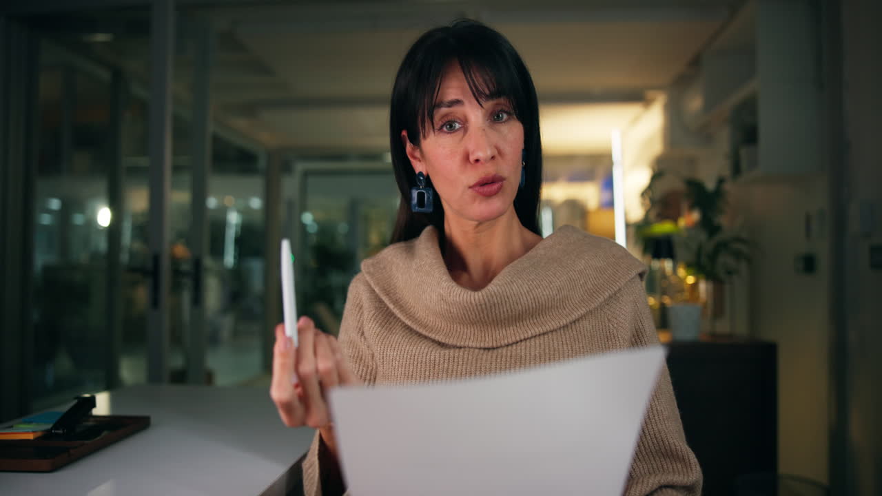 Donna in teleconferenza