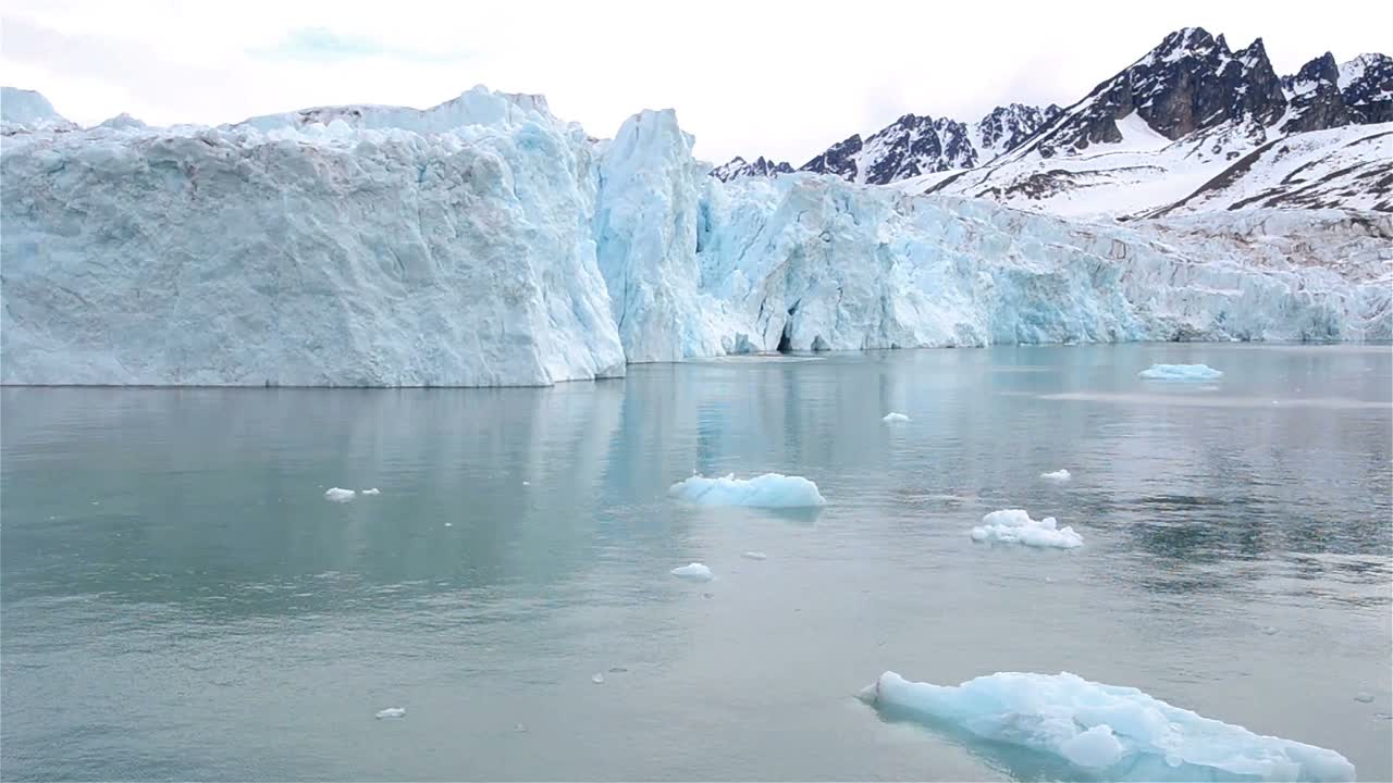 노르웨이 스발바르 군도의 모나코브린 빙하로 이동