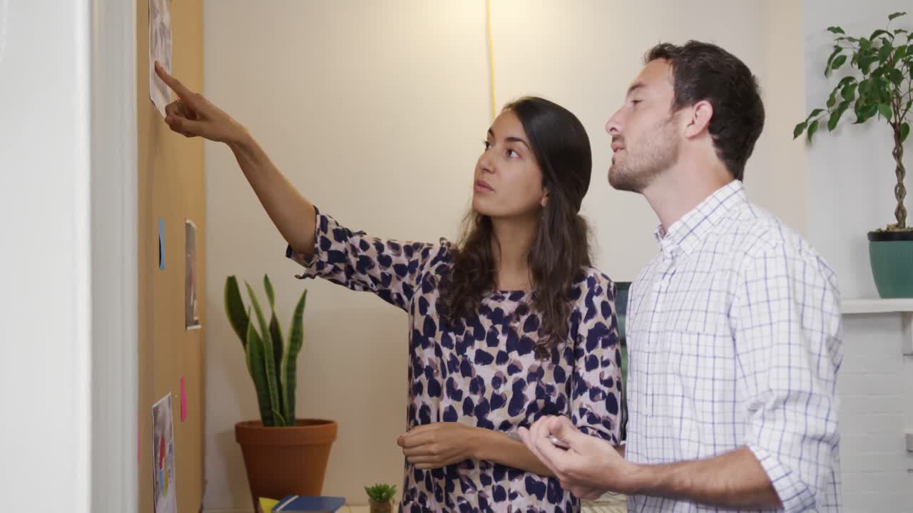 profesionales creativos de la generación del milenio trabajando en una oficina creativa