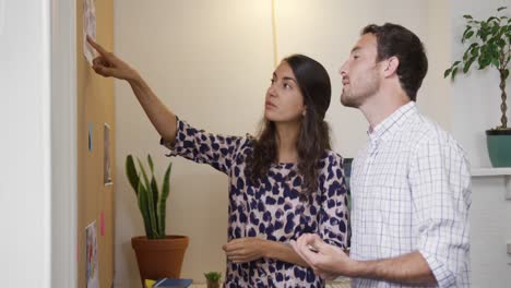 profesionales creativos de la generación del milenio trabajando en una oficina creativa