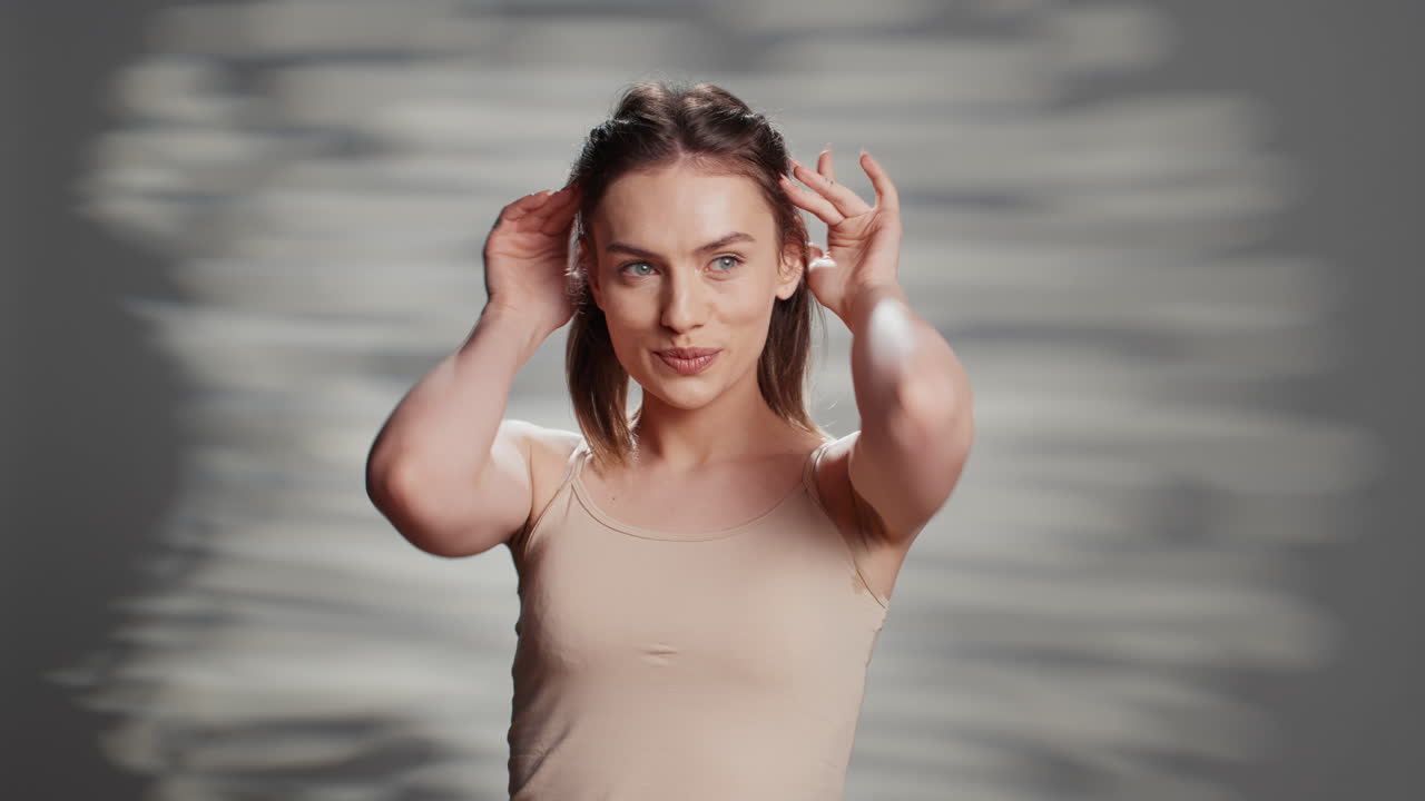 스튜디오에서 포즈를 취하는 아름 다운 여자