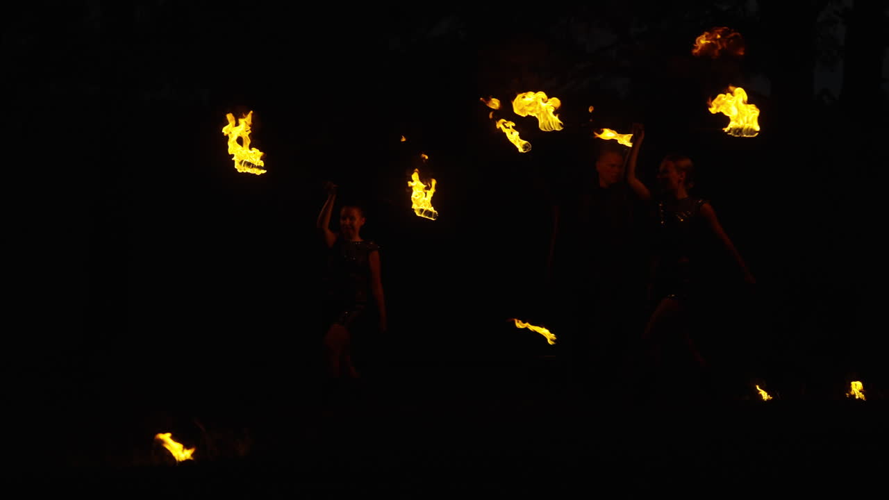 밤에 불 댄서 공연