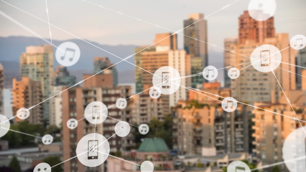 animación de una red de iconos digitales frente a una vista aérea de edificios altos