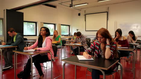 Estudiantes-Sentados-En-Un-Salón-De-Clases