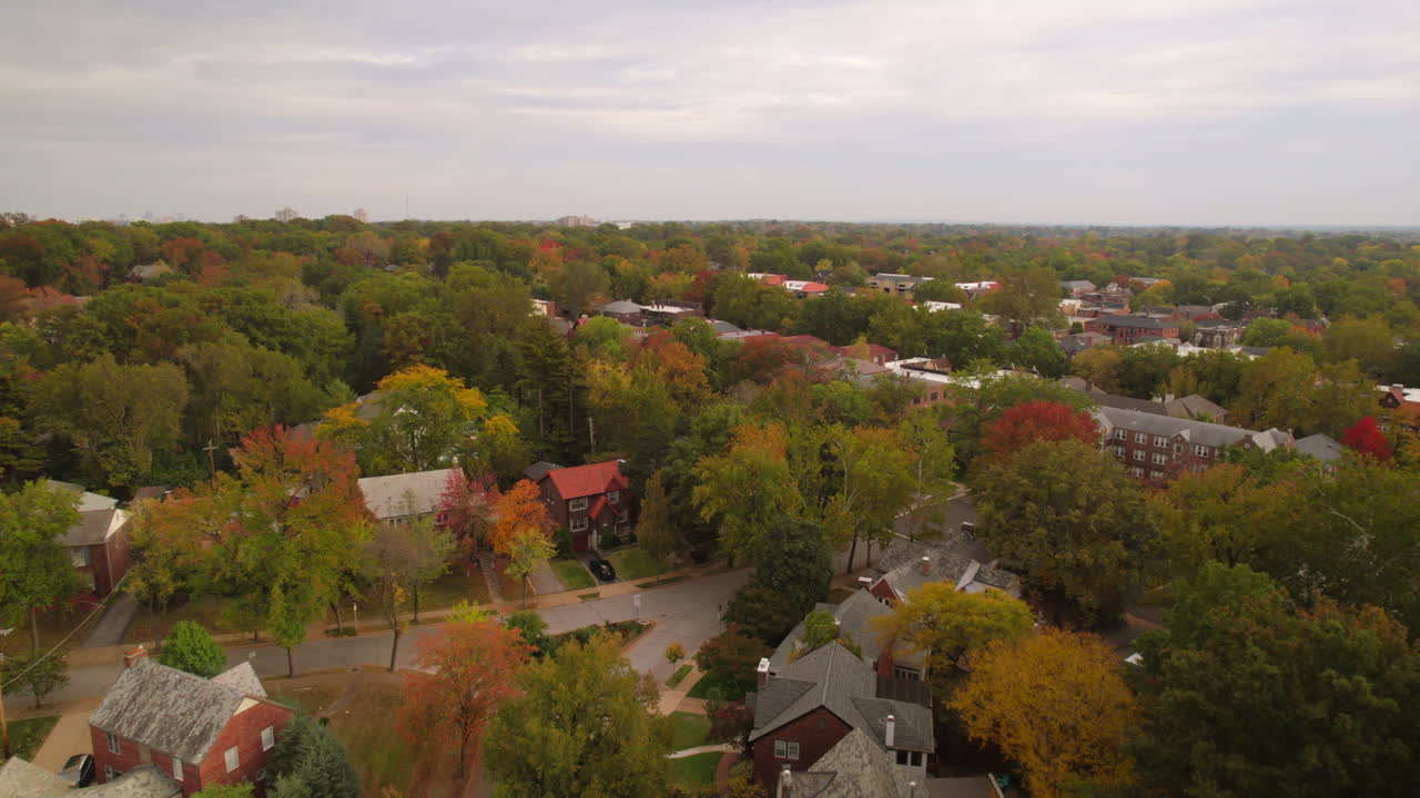 casas de sobrevuelo y edificios de apartamentos en otoño en el barrio de clayton de st.