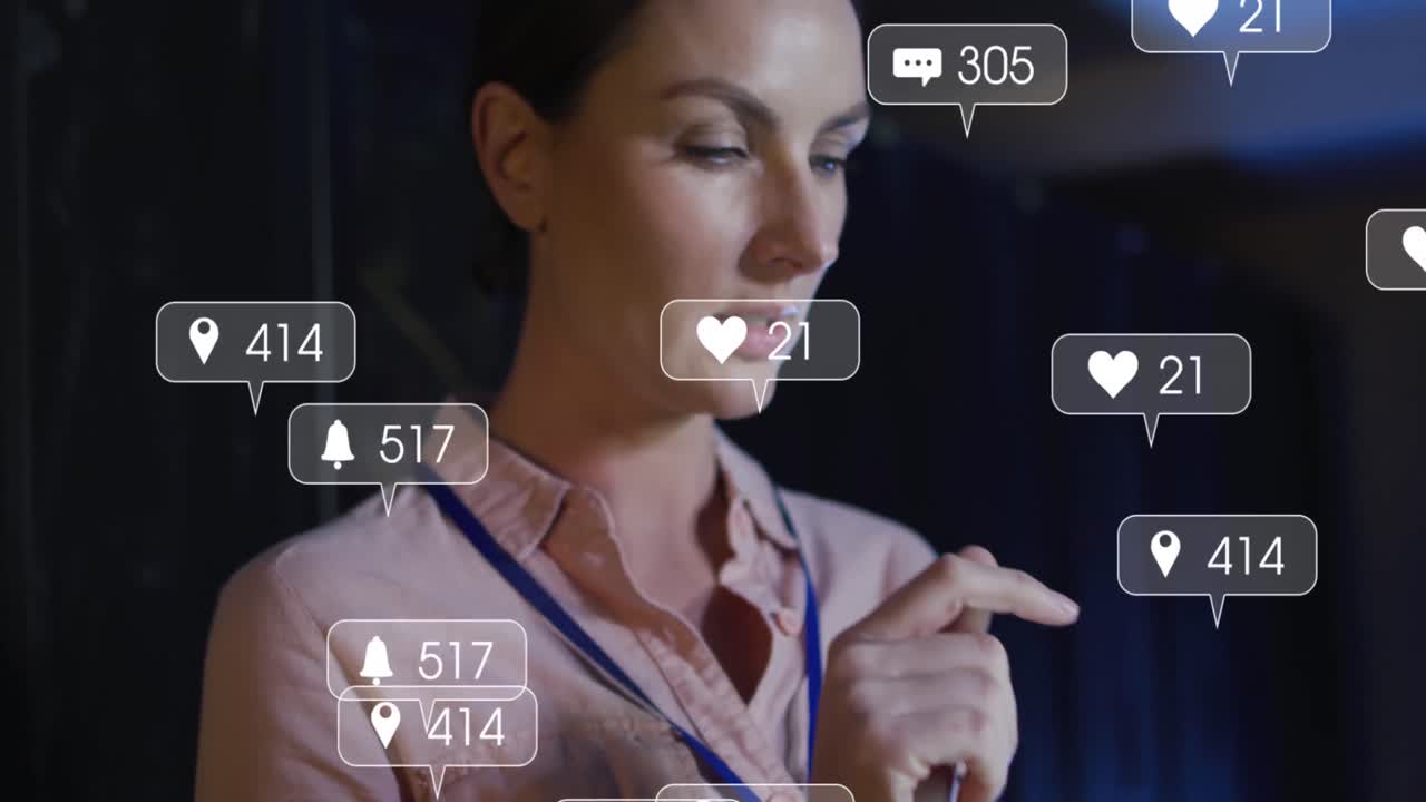animación de iconos de redes sociales sobre una ingeniera caucásica que usa una tableta digital en la sala del servidor