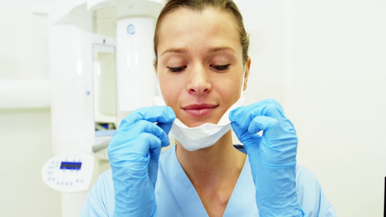 asistente dental con máscara quirúrgica