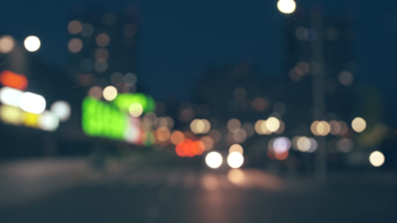 borrón de las luces de la ciudad. movimiento disparado desde el coche