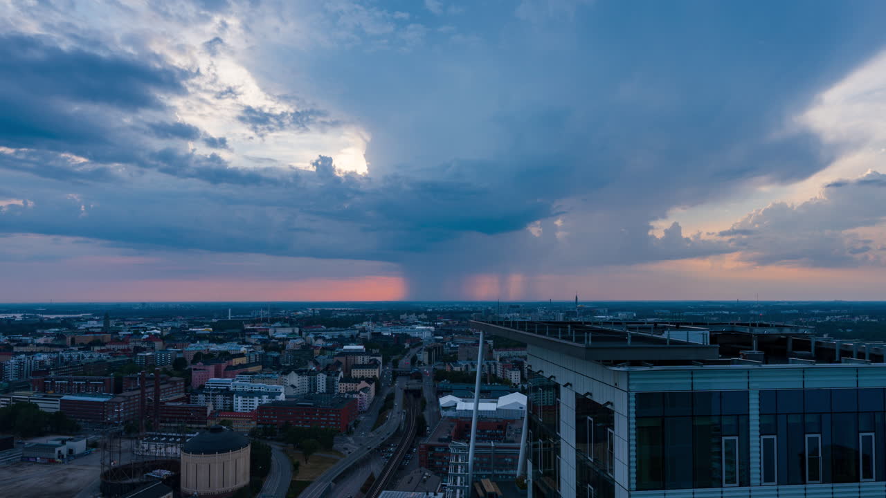 lapso de tiempo de una célula de tormenta, moviéndose sobre el paisaje urbano de helsinki, noche vibrante