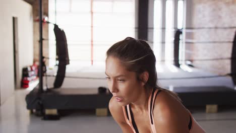 video de una mujer caucásica en forma y cansada saltando en la cuerda de salto en el gimnasio