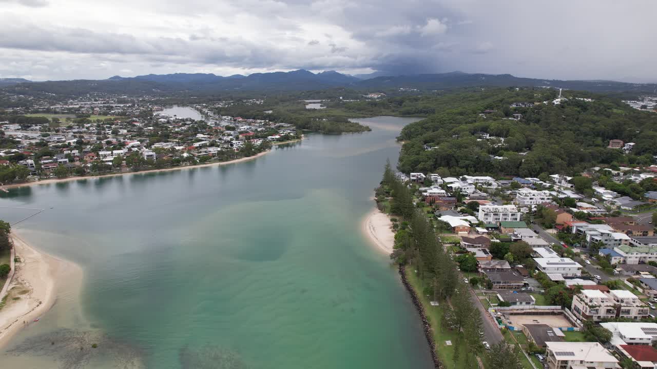 Cittadina costiera nel Tallebudgera Creek Tourist Park nel Queensland sud-orientale, Australia. Ripresa aerea con drone.