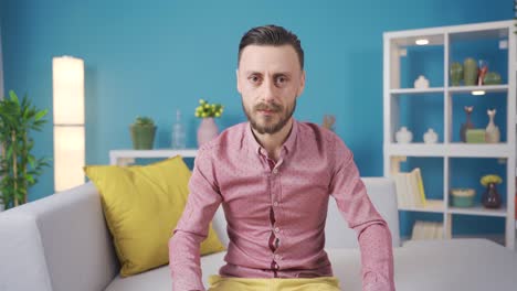 retrato de un hombre diciendo "shhh, cállate".