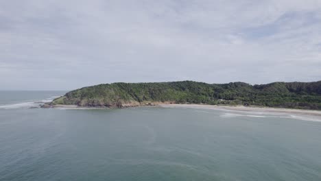 Küstenvorgebirge-Und-Unberührter-Strand-In-Der-Nähe-Von-Cape-Byron