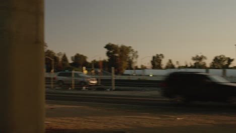 pase de tren de carga bajo el puente de la autopista a través del tráfico