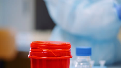 el científico elimina el tubo de ensayo usado en el laboratorio