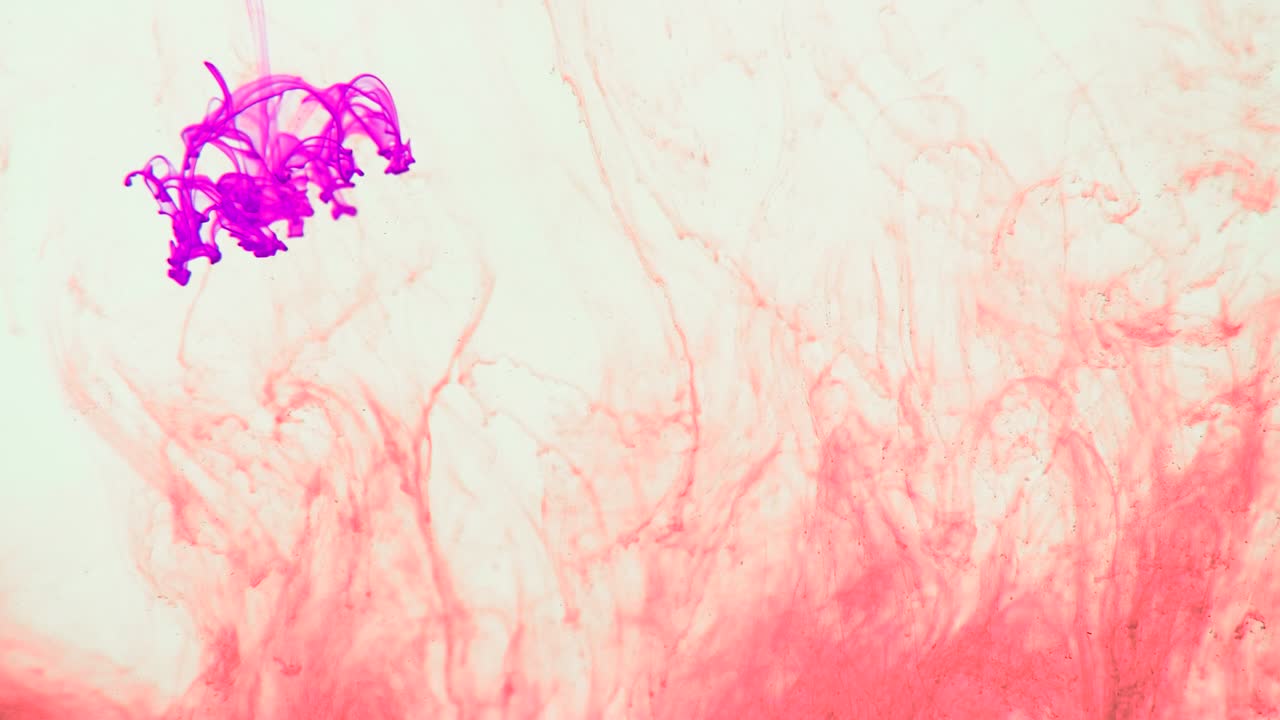 4k imágenes de gotas de tinta coloridas en el agua, fondo abstracto aislado. verter tinta en el agua. mezcla de pintura submarina. giros lentos de tinte psicodélico, explosión de humo de color. salpicaduras, líquido flotante