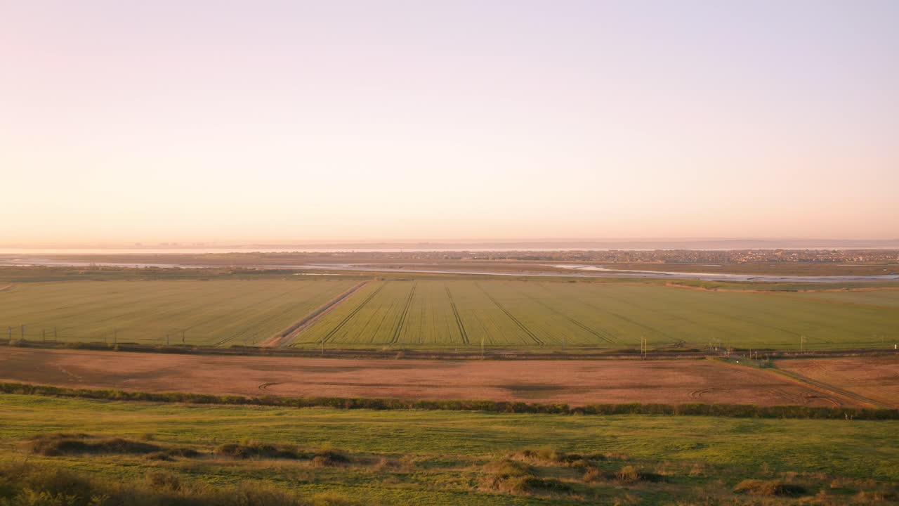 hadleigh 성 아침 절벽 가장자리 뒤로 비행