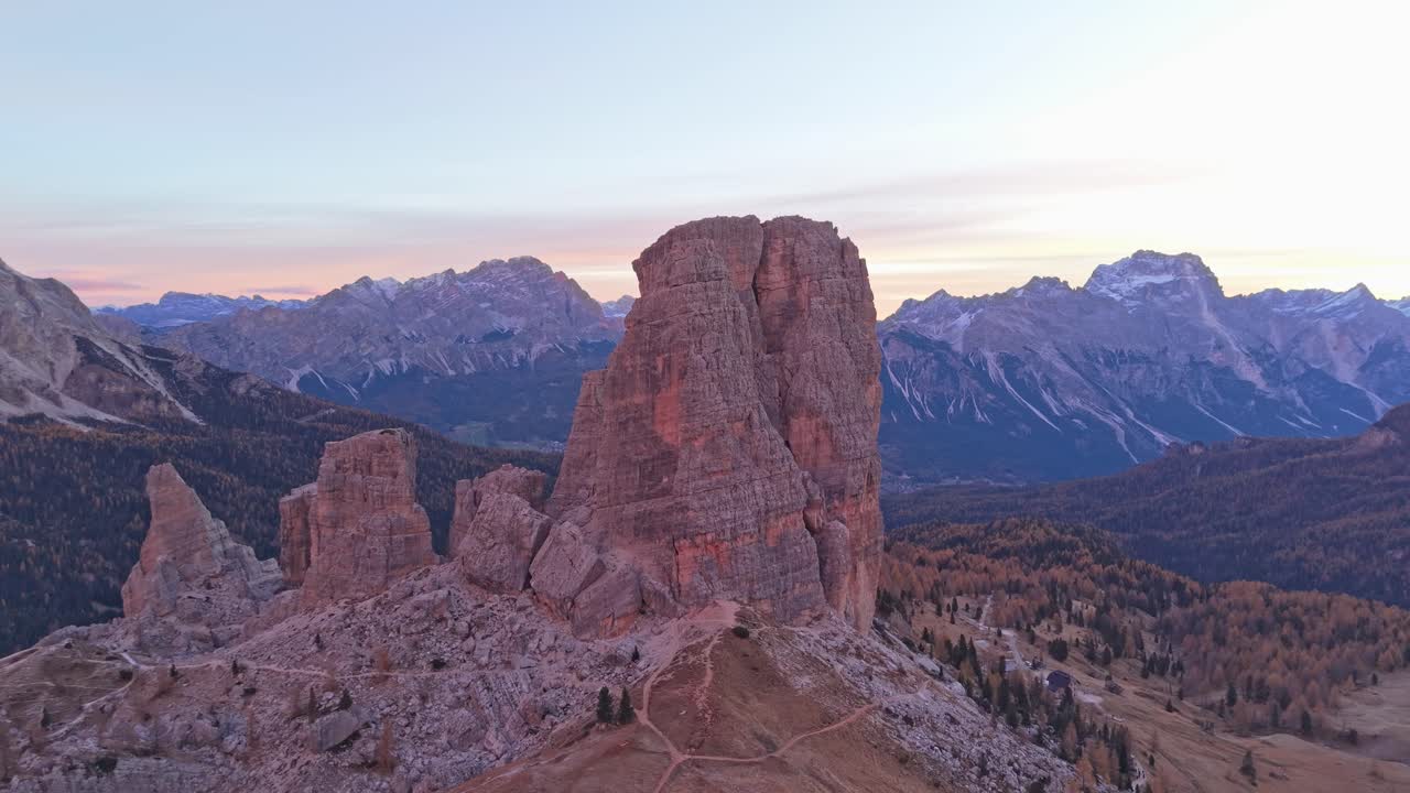Luftfoto af Cinque Torri ved solopgang om efteråret, Dolomitterne, Italien