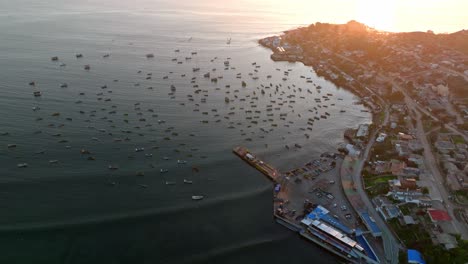 Muñeca-Aérea-En-Vista-Del-Arroyo-Tongoy-Con-Muchos-Barcos-Amarrados-Bajo-La-Luz-Del-Atardecer