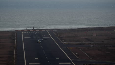 el avión coge velocidad para el despegue