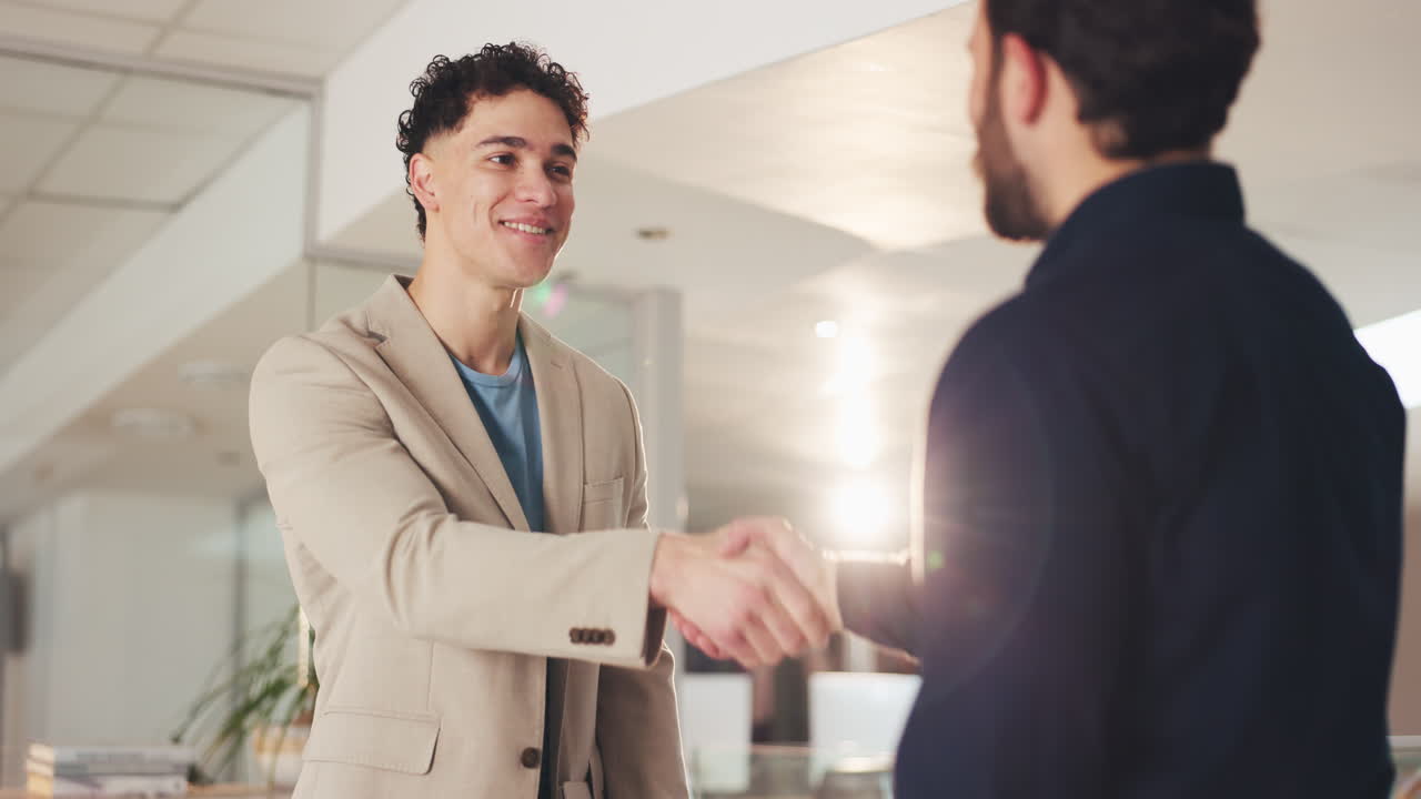 Due uomini d'affari che si stringono la mano professionalmente