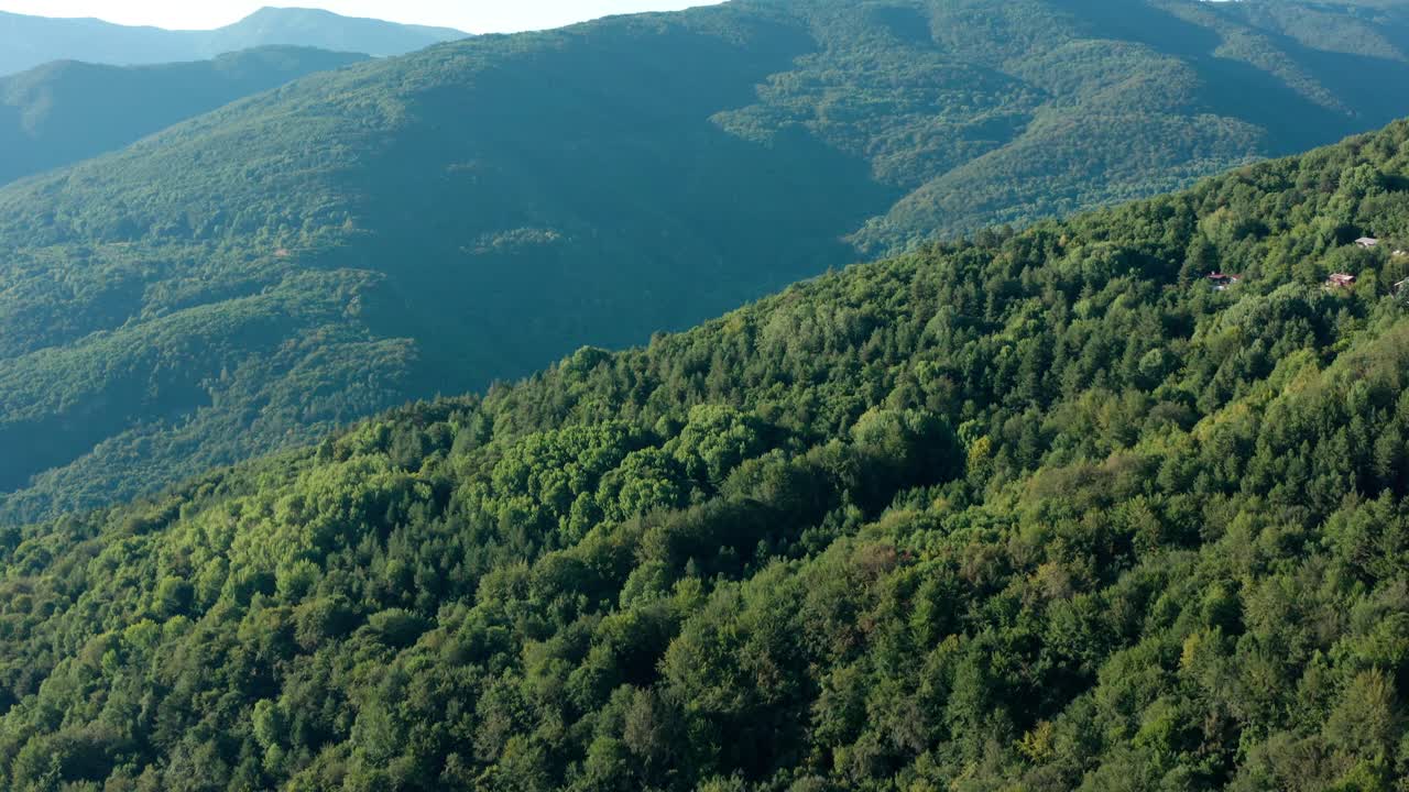 vista aérea de las montañas ródope cerca del pueblo de yavrovo, región de plovdiv, bulgaria