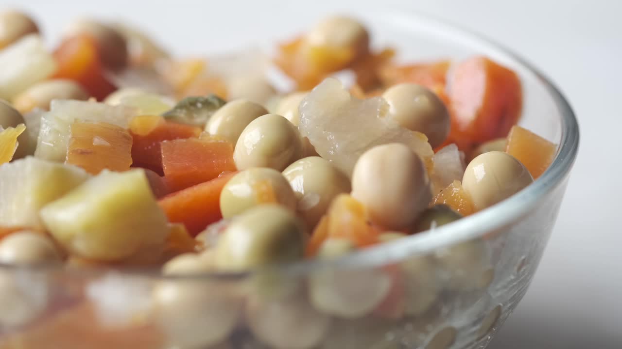 ensalada de verduras mezcladas en un cuenco de vidrio